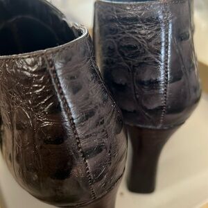 Dark brown Bandolino boots, with zipper, size 6M.